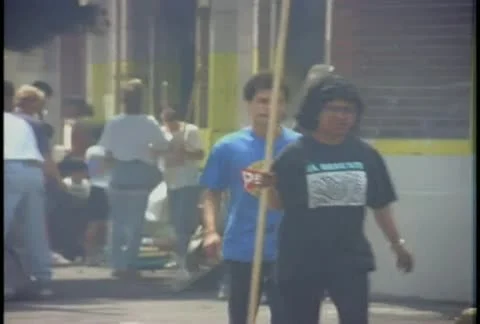 Communities work to clean up after looting during the LA Riots. Видео 11522545