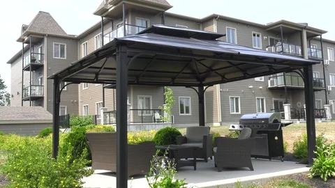 Community patio set with bbq Vidéo 103348787