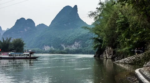 Commute ship picking up passengers in Yangshuo, Guangxi province, China. Vídeos de archivo 53179236