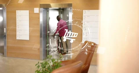 Commuter approaching elevator doors and loading bicycle for transport, 库存影片 318918057
