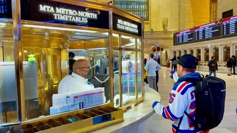 Commuter asking information at Grand Central Terminal booth NYC Stock Footage 335203383
