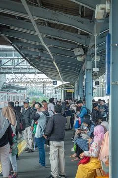 Commuter line passengers crowded the platform Stock Photos