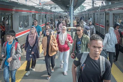 Commuter line passengers crowded the platform Stock Photos