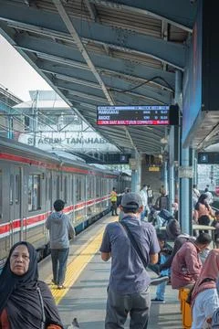 Commuter line passengers crowded the platform Stock Photos