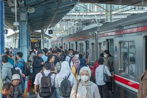 Commuter line passengers crowded the platform Stock Photos