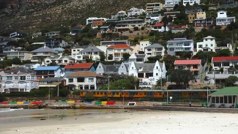 Commuter Passenger Train moving through the holiday town of Fish Hoek Vidéo 117416048