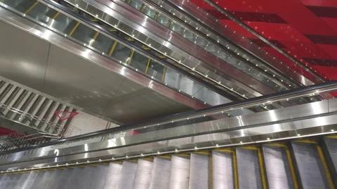 Commuter Rushing Through Bukit Bintang MRT Station in Kuala Lumpur Vídeo Stock 346583051