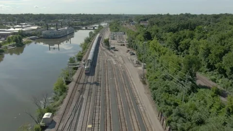 Commuter Train Along Fox River 库存影片 202188291