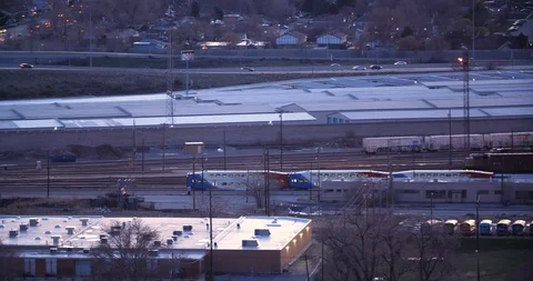 Commuter train and bridge Vídeo Stock 102955159