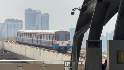 Commuter Train Arriving at Bangkok Elevated Station 4K Vídeos de archivo 336592366