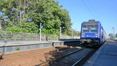 Commuter train arriving to the station Gresillons near Paris, France 스톡 동영상 122219614