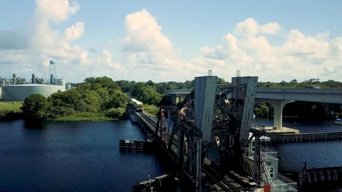 Commuter Train Bridge 動画素材 87895866