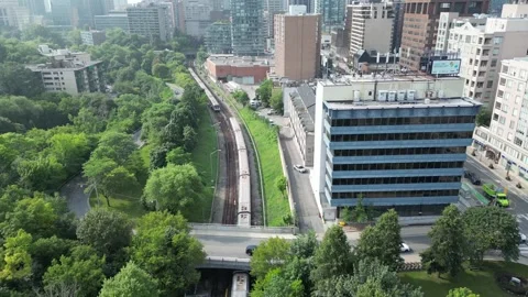 Commuter train in city Vidéo 249199906