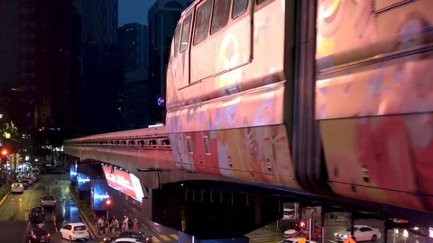 Commuter train on monorail leaving station at Bukit Bintang, Kuala Lumpur Stock-Footage 106947787