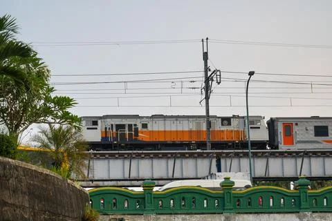A commuter train passing on an elevated railway bridge. Stock-Fotos