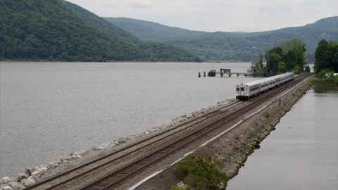 Commuter Train Passing Over the Hudson River Aerial Vidéo 94657315