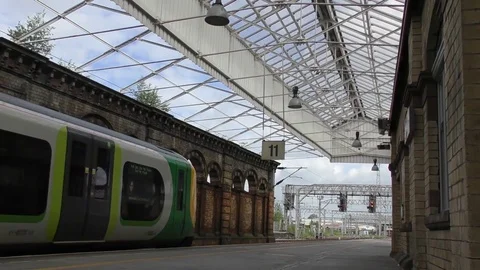 Commuter train passing through Crewe station Video stock 77268984