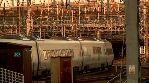 Commuter train pulls out of station, electrical grid magic hour bullet 库存影片 45869358