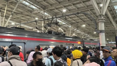 Commuter train rush hour crowd packed on station platform waiting to board Stock Footage 342790594