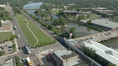 Commuter Train through Elgin, IL along Fox River 库存影片 202188151