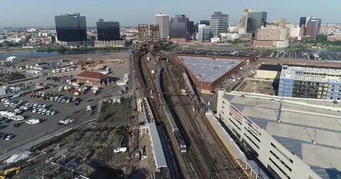 Commuter train on the tracks between Harrison and Newark Vidéo 90319721