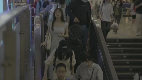 Commuters Arrive by Escalator in Beijing Subway Concourse Vidéo 341457081