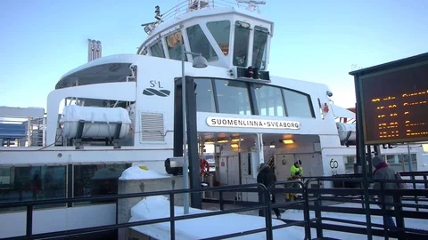 Commuters boarding the ferry to Suomenlinna Video stock 69862181
