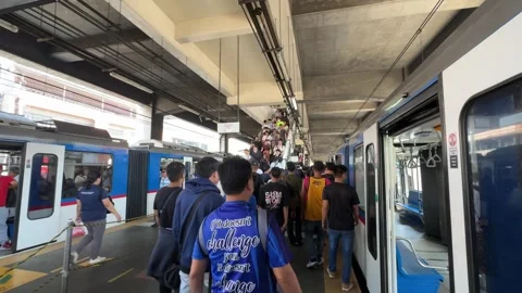 Commuters Boarding MRT Train, Pasay 4K 60fps Stock Footage 338399833