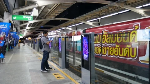 Commuters at BTS skytrain in Bangkok Stock Footage 108589312