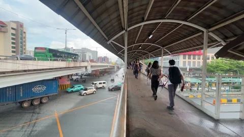 Commuters on Covered Footbridge, Pasay 4K 60fps Vídeo Stock 338350147