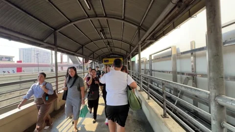 Commuters Crossing MRT-LRT Footbridge, Pasay 4K 60fps 스톡 동영상 338399854