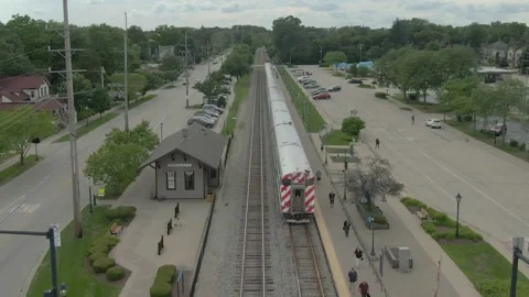 Commuters disembark Metra train 库存影片 202188213