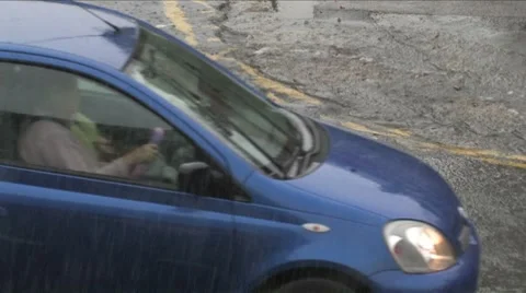 Commuters drive through rain. Video stock 8556130