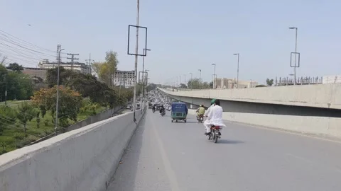 Commuters Driving on Peshawar Road Stockbeeldmateriaal 333489863