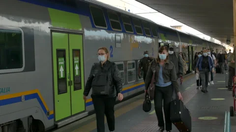 Commuters get off the train wearing protective masks. Vídeo Stock 130949563