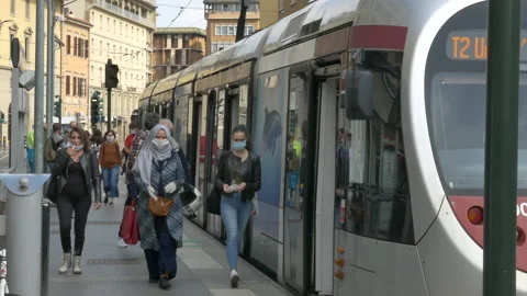 Commuters get off the train wearing protective masks. Vídeo Stock 130949811