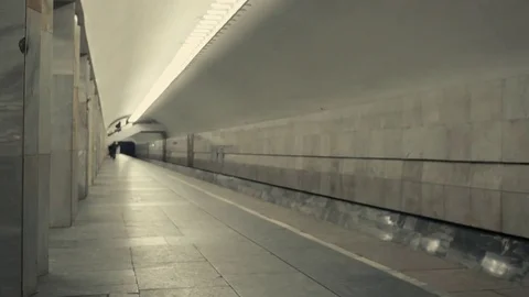 Commuters getting on a subway train Video stock 73675460