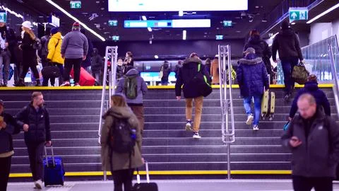 Commuters going through the underground passage hall Foto stock