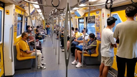 Commuters Inside Metro Train All Wearing Face Masks to Prevent Spread of 库存影片 133221072