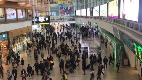 Commuters inside Seoul Station Stockbeeldmateriaal 86679782
