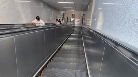 Commuters Riding Long Escalator Inside Modern Subway Station 库存影片 342738257