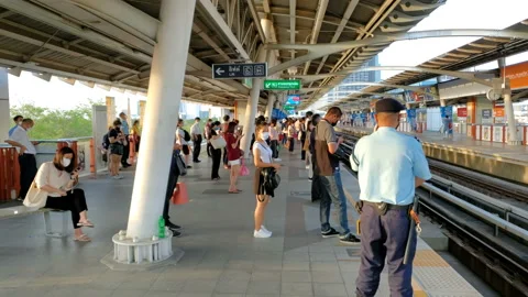 Commuters at Train Station Wearing Face Masks to Protect From Coronavirus 库存影片 133219562
