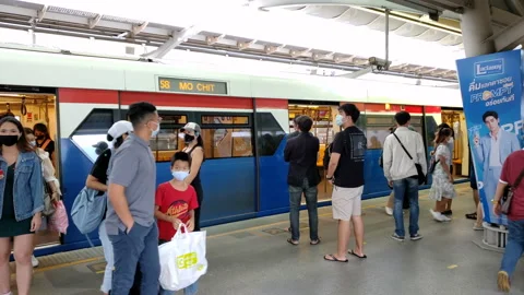 Commuters at Train Station Wearing Face Masks to Protect From Coronavirus 库存影片 133220643