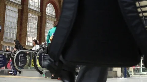 Commuters use escalator to enter Liverpool Street Station 動画素材 75514784