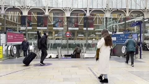 Commuters Using Escalators at Paddington Underground London Vidéo 332854851