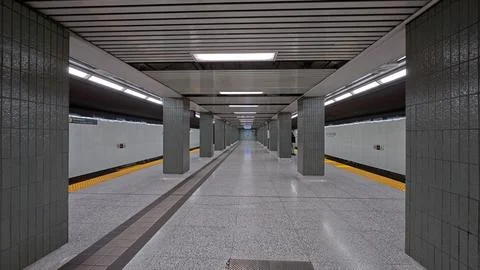 Commuters wait on the platform at Osgoode subway station 스톡 사진