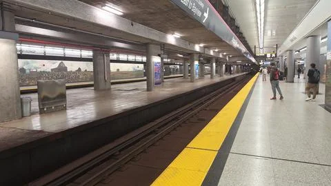 Commuters wait on the platform at a Toronto subway station 스톡 사진