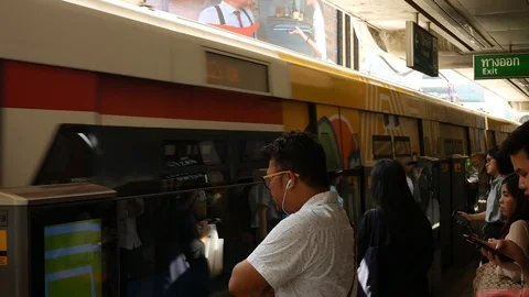 Commuters waiting city train 库存影片 107822855