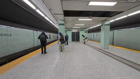 Commuters waiting on a subway platform in Toronto 스톡 사진