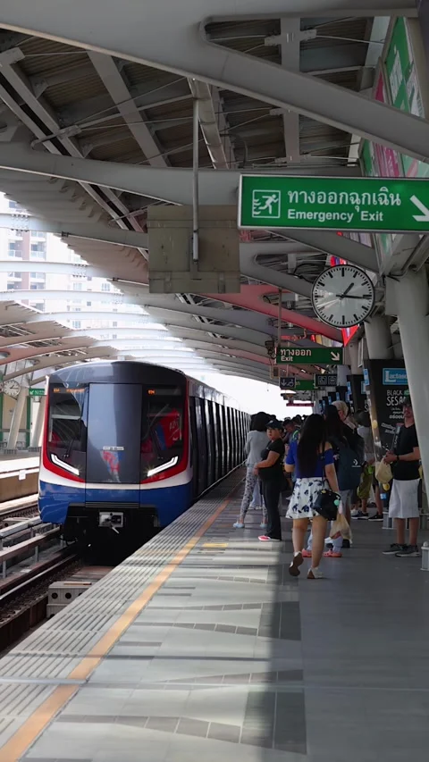 Commuters Waiting as Urban Skytrain Arrives at Platform Vídeo Stock 324938053